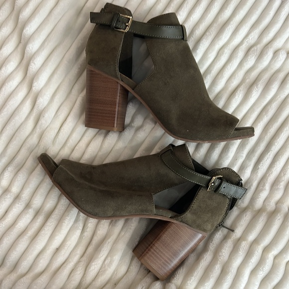 Woman’s chunky heel. Kenneth Cole. Size 8.5 - Picture 3 of 3